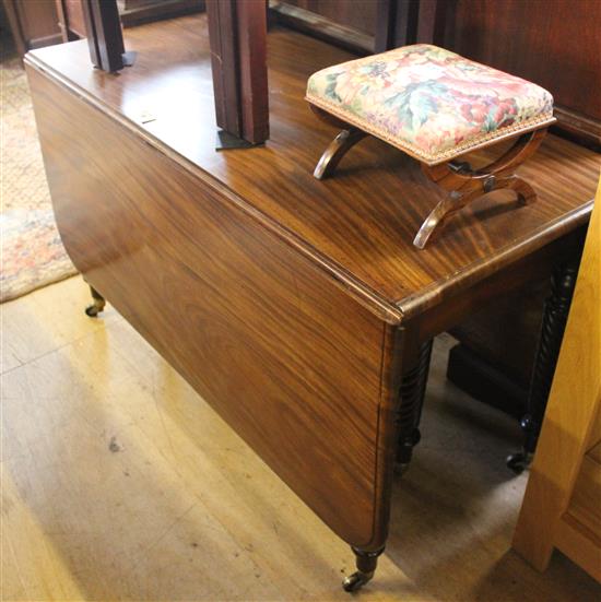 Late Regency mahogany drop leaf dining table